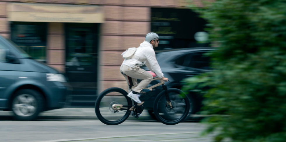 BMW Fahrrad auf der Straße