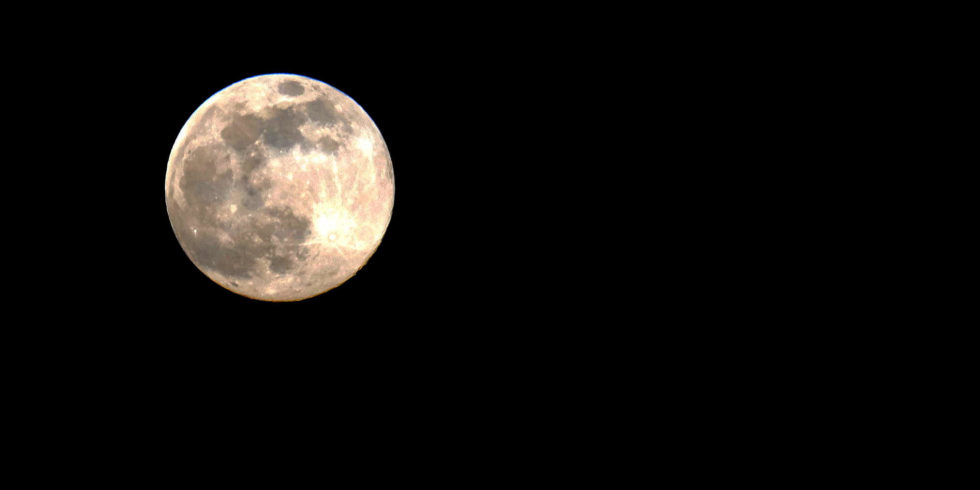 Was sich in den dunklen Kratern auf dem Mond verbirgt, war bislang nicht zu sehen. Foto: Peter Sieben