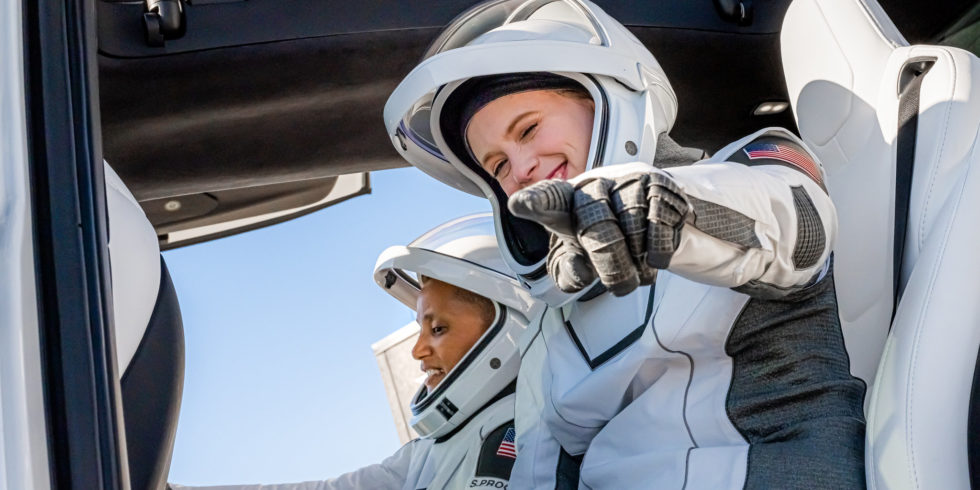 Hayley Arceneaux ist der erste Mensch mit einer Prothese, der ins All fliegt. Die "Inspiration 4"-Crew wird an Bord einer SpaceX-Kapsel mehrere Tage im All sein. Foto: Inspiration4