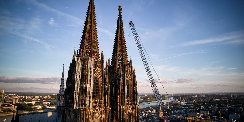 Großeinsatz: Ein in rund 105 Metern Höhe an der Nordwestecke des Nordturms hängendes Gerüst musste vom Kölner Dom gehoben werden. Foto: Wasel/Hagedorn