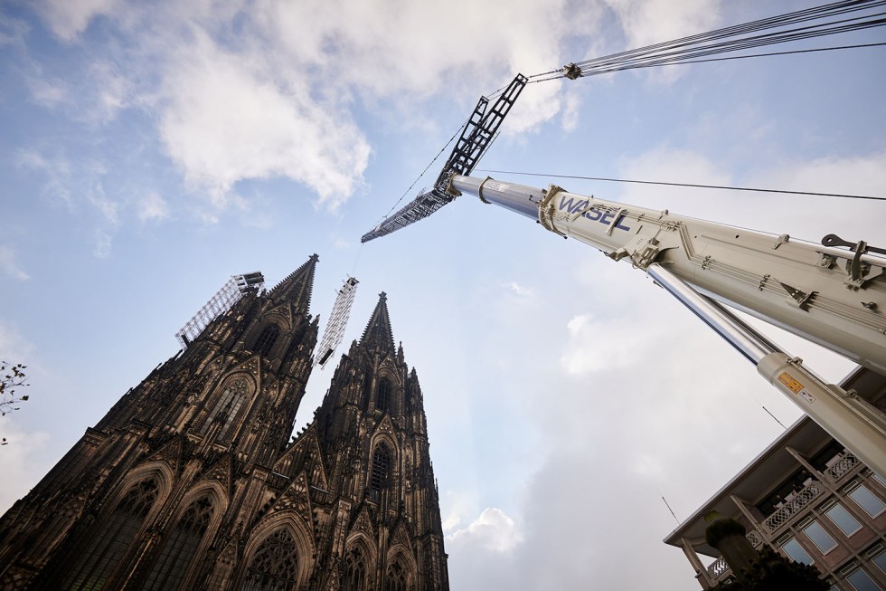 Hängegerüst in Millimeterarbeit vom Kölner Dom gehoben
