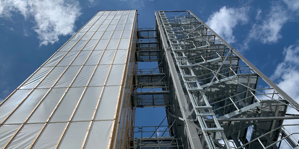 Blick auf das Demonstrator-Hochhaus des SFB 1244 in Stuttgart. Foto: Universität Stuttgart/ILEK