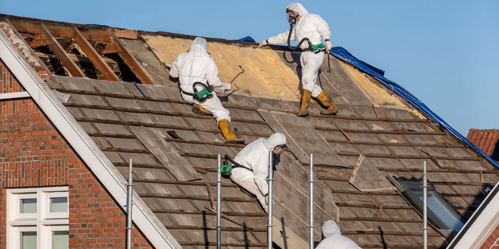 Asbest ist immer noch in ungefähr drei Viertel aller Gebäude verarbeitet, die vor Oktober 1993 gebaut oder saniert wurden. Foto: RPW de Jong / Shutterstock.com