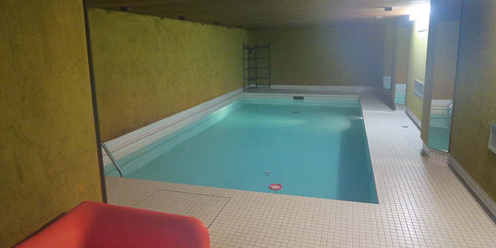 Wird noch saniert: Das Schwimmbad aus den Achtzigerjahren hat bereits Retro-Charakter. Foto: August Brötje GmbH