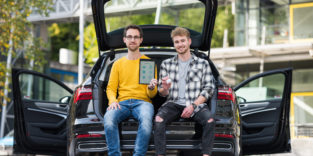 Die beiden App-Entwickler im Auto