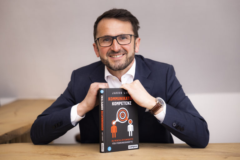 Jakob Lipp hat das Buch „Kommunikative Kompetenz – 36 Mentalisten-Kniffe für Führungskräfte“ geschrieben. Einige davon erklärt er in unserem Karriere-Podcast Prototyp. Foto: Michael Größinger