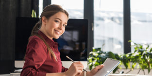 Frau lacht vor Computer