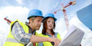 Bauingenieure schauen auf Pläne