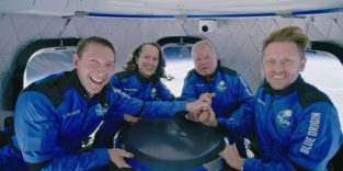 William Shatner alias Captain Kirk mit der Crew von Blue Origin.