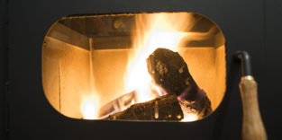Heizen mit Holz im Ofen