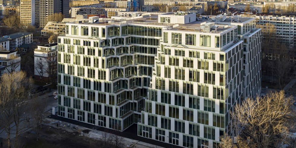 Blick auf die „aufgeschnittene“ Südfassade der „UP!“ genannten neuen Zentrale von Zalando in Berlin-Friedrichshain. Foto: DW Systembau