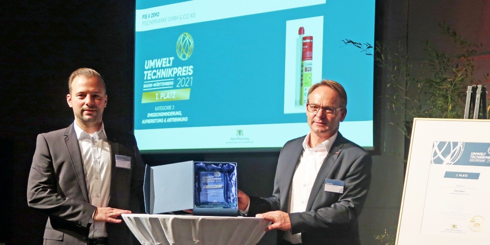 Chemiker und Entwickler Christian Weinelt (links) sowie Jürgen Grün, Geschäftsführer Chemie und Qualität, beide von der Unternehmensgruppe Fischer, nahmen am 4. November 2021 den Umwelttechnikpreis für den FIS V Zero entgegen. Foto: Fischer