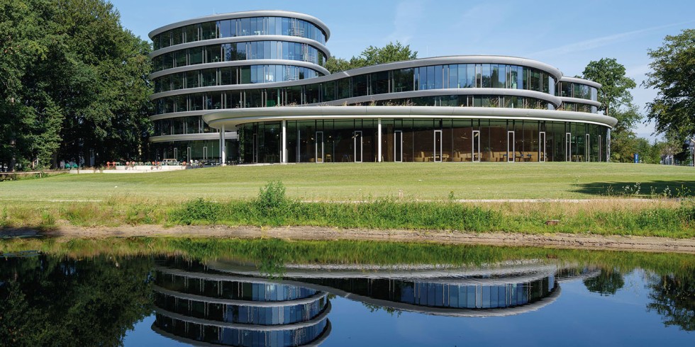 Das Bürogebäude der niederländischen Bank Triodos setzt als komplett demontierbares, energieneutrales Gebäude mit einer Holzstruktur und einer Glasfassade Maßstäbe für zirkuläres Bauen. Foto: Schüco / Ossip van Duivenbode