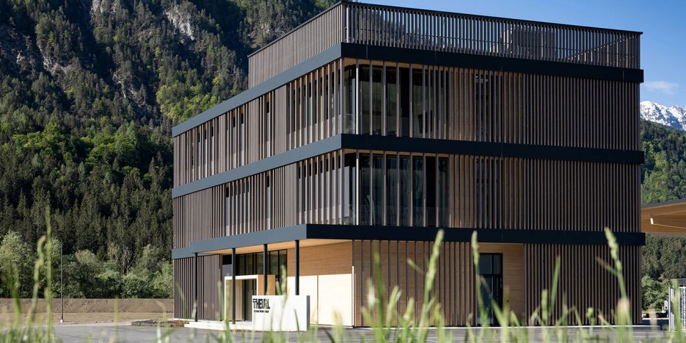 Das Bürogebäude des Produzenten von CLT-Elementen, die im benachbarten eigenen Werk hergestellt wurden. Foto: ATP