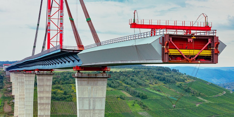 Die Hochmoselbrücke bildet das Kernstück eines Fernstraßenprojekts, das die Wirtschaftszentren und Nordseehäfen der Benelux-Staaten mit dem Ballungsraum Rhein/Main verbindet. Foto: Klähne Bung