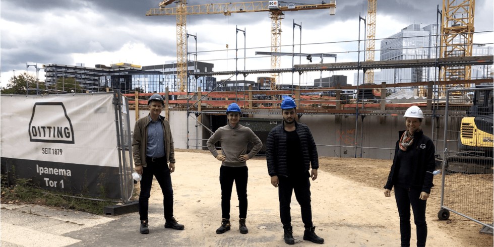 Das Start-up-Team beim Unternehmen Ditting auf der Baustelle Ipanema Hamburg (v.l.n.r. Axel Schelter, Richard Göldner, Philipp Dressler, Anne Christine Gaedeke). Foto: Cathago