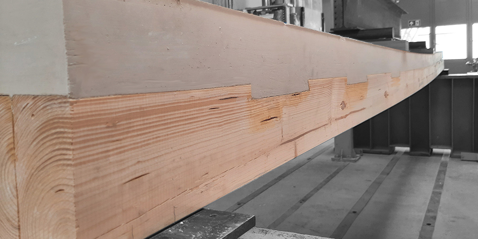 Holz-Beton-Verbunddecken (HBV-Decken) unter Verwendung ökologischer Betone und Textilbewehrung stellen hinsichtlich Leistungsfähigkeit und schneller Bauzeit eine effiziente Alternative zu konventionellen Stahlbetondecken dar. Dadurch, dass ungefähr die unteren 2/3 des Stahlbetonquerschnitts (Zugzone) durch Holz als Stahl- und Biegesteifigkeitsausgleich ersetzt werden, sind zudem große CO2-Einsparungen möglich. Foto: Michael Mikoschek, Hochschule Augsburg
