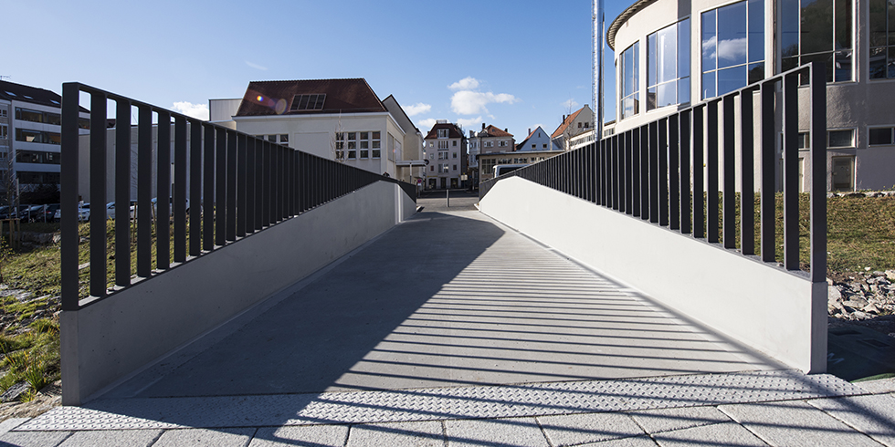 Carbonbetonbrücke in Ottenhöfen: Carbonbetonplatten auf Stahlträgern erwiesen sich als besonders wirtschaftliche und langlebige Lösung. Foto: www.solidian.com
