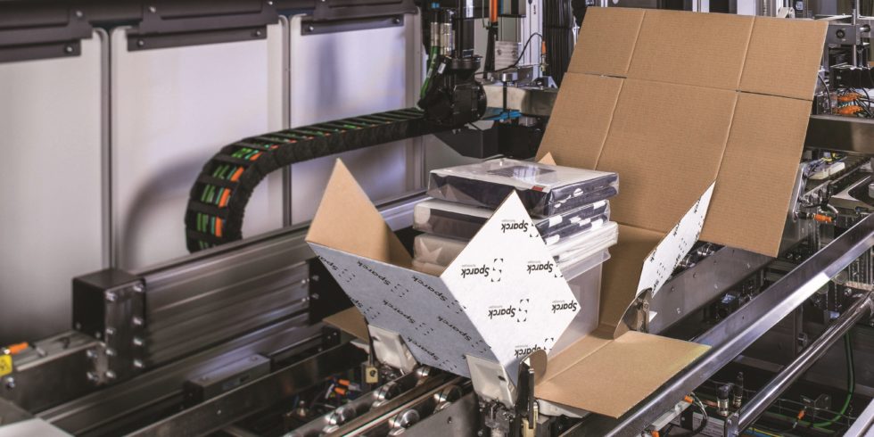 CVP Impack von Sparck Technologies: Die automatisierte Verpackungsanlage produziert bis zu 500 passgenaue Pakete pro Stunde. Foto: Sparck Technologies