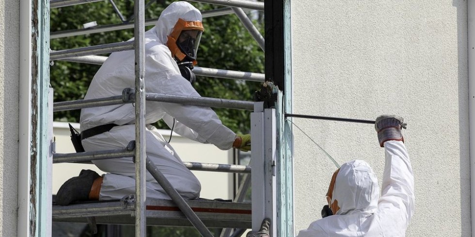 Bei der Arbeit mit Asbesthaltigen Materialien z.B. Altbautensanierung müssen neue Schutzvorschriften eingehalten werden. Foto PantherMedia / I-D-N