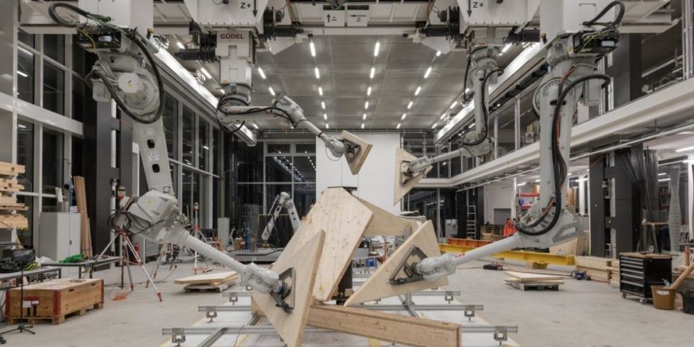 Roboter setzen Holzplatten zusammen