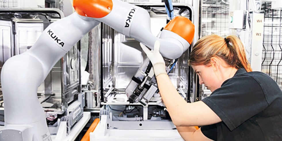 Wenn Roboter gemeinsam mit den Werkern in einem gleichen Arbeitsumfeld tätig sein sollen, müssen sie als „maschinelle Kollegen“ Akzeptanz finden. Foto: Kuka