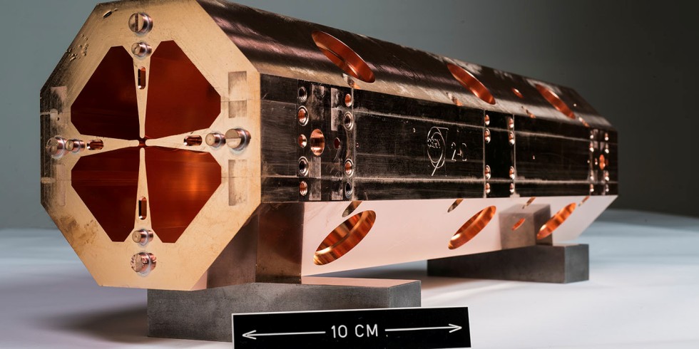 Ansicht eines kompletten Quadrupols in "klassischer Bauweise": Hintereinandergeschaltet, beschleunigen diese Vierer-Elektroden zum Beispiel Protonen auf sehr hohe Geschwindigkeiten. Foto: CERN