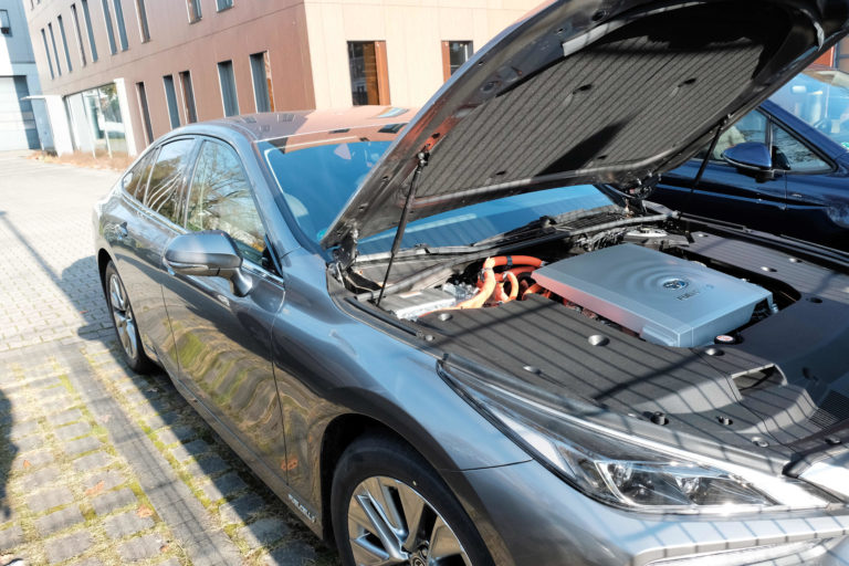 Der Toyota Mirai gehört zu den wenigen Wasserstoffauto-Serienmodellen. Foto: Peter Sieben