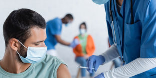 Mehrere Personen werden geimpft