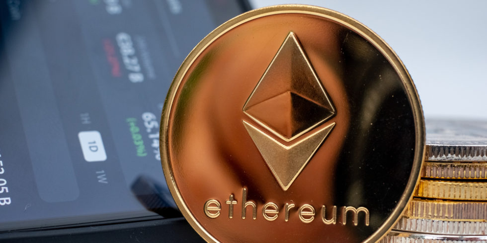 Ethereum Coin vor Smartphone