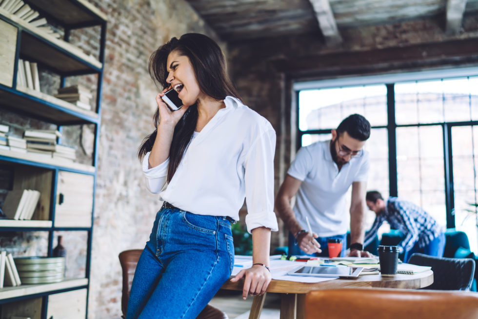 Laut reden oder telefonieren kann als No Go im Büro empfunden werden. Foto: panthermedia.net/GaudiLab