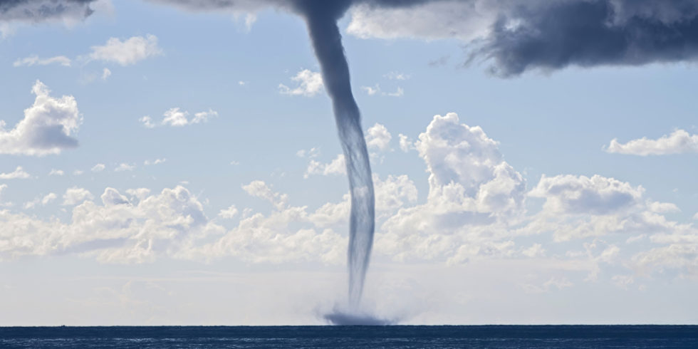 Tornado über dem Meer