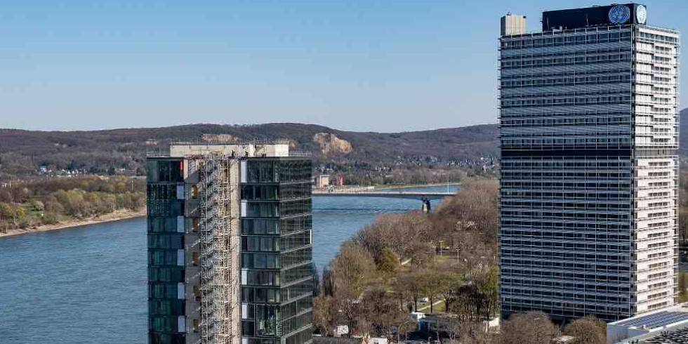 In unmittelbarer Nähe zum „großen Bruder“ ist in Bonn mit dem „Kleinen Eugen“ (l.) ein nachhaltiger Büroturm für die UN entstanden. Foto: Genath