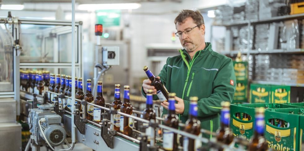 Qualitätskontrolle bei der kleinen Brauerei Fiedler im Erzgebirge: Kuka-Roboter sind hier fester Bestandteil der Arbeitsabläufe. Foto: Kuka