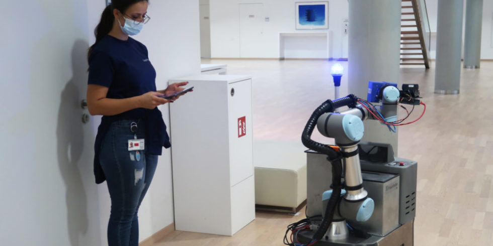Roboter, der autonom reinigt und desinfiziert