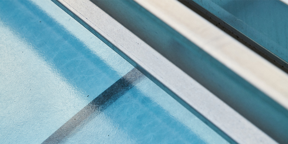 Die Oberfläche von GRILLODUR® in der Detailansicht: Das patentierte Klebeverfahren der Aluminiumgitterrahmen erfüllt viele technische Anforderungen. Die Paneele sind in unterschiedlichen Farbvariationen verfügbar. Foto: Peter Witt