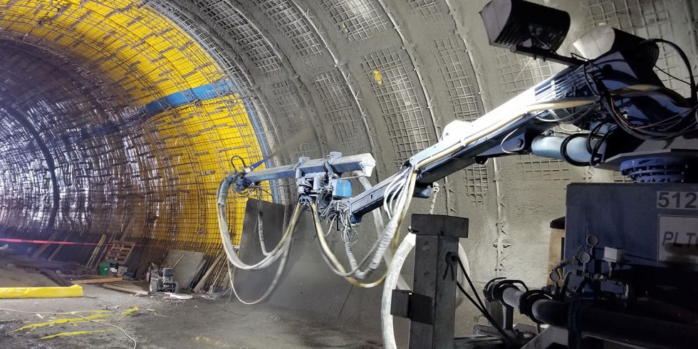 Spritzbetonauftrag der Innenschale auf PVC-Abdichtung beim Bau des Plymouth Tunnels in Maryland. Die Bewehrung wird auf Tragbögen verlegt. Foto: BeMo Tunnelling / N. Fügenschuh