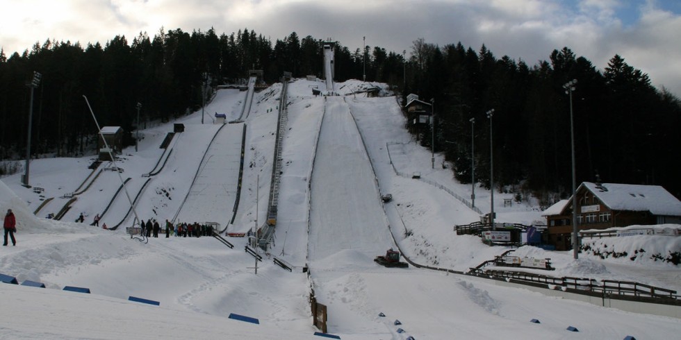Das "Adler-Skistadion" in Hinterzarten im Schwarzwald: Auf vier Schanzen finden hier etwa 200 Skisprungtage sowie 20.000 Trainings- und Wettkampfsprünge jährlich statt. Foto: Skiclub Hinterzarten
