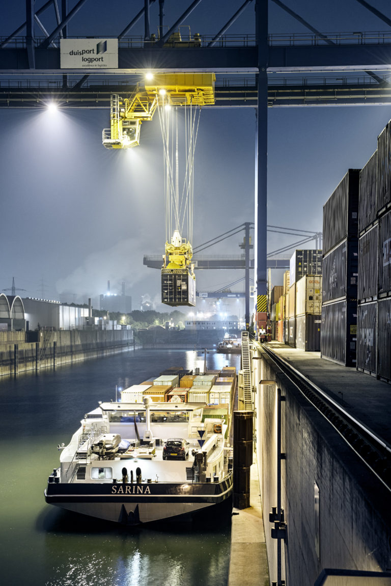 Binnenschiff am Duisburger Hafen. Reizvoll ist dieses Arbeitsumfeld für Ingenieurinnen und Ingenieure, die gestalten und interdisziplinär arbeiten möchten.<br />Foto: duisport / Oliver Tjaden