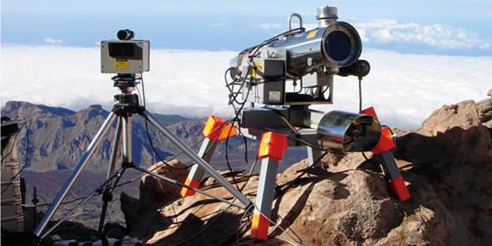 TDL-Laser-Messsystem und UV-DOAS-Spektrometer am Kraterrand. Foto: K. Weber