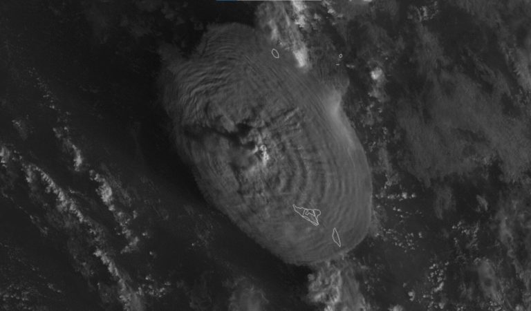 Diese Aufnahme des GOES West-Satelliten der US-amerikanischen National Oceanic and Atmospheric Administration (NOAA) zeigt den Ausbruch des Vulkans Hunga Tonga-Hunga Ha bei Tonga. Die Explosion hatte einen Radius von 260 Kilometern. Die gigantische Aschewolke zieht nun in Richtung Australien.<br srcset=