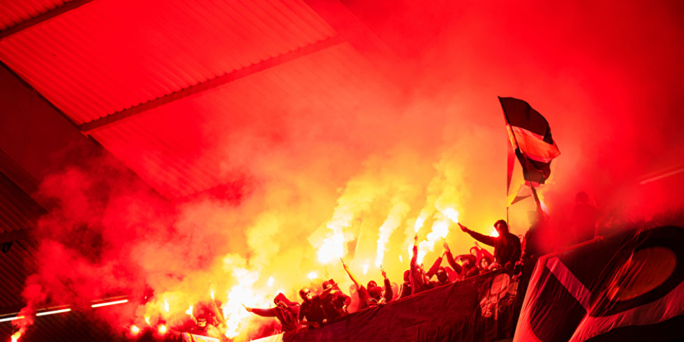 Wenn es in einem Fußballstation anfinge zu brennen, könnte eine Massenpanik ausbrechen. Solche Situationen ergründen die Forschenden.
Foto: panthermedia.net/shock