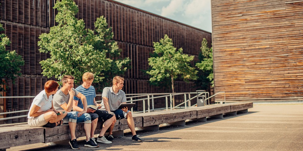 Junge Studierende an der Hochschule Aalen: Diese erhalten ein "methodisches Rüstzeug", welches die erfolgreiche Bearbeitung von Herausforderungen der Nachhaltigkeit möglich macht. Foto: HS Aalen/Burren