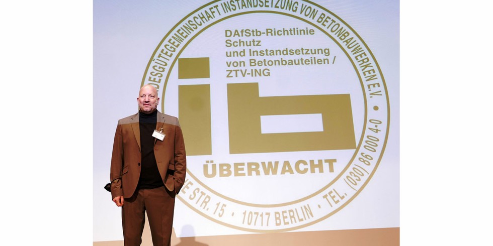 Sebastian Fink, Vorsitzender der LIB NRW e. V. und technischer Leiter der SBS GmbH, Mülheim/Ruhr freute sich, dass die Bundesgütegemeinschaft die LIB NRW (Landesgütegemeinschaft Instandsetzung von Betonbauwerken Nordrhein-Westfalen e.V) bereits zum vierten Mal seit 1985 den Auftrag erhielt, die BetonInsta zu planen und durchzuführen. Neben allgemeinen Referaten zur Betoninstandhaltung war die Fremdüberwachung ein wichtiges Thema, bei der Möglichkeiten zur Digitalisierung diskutiert wurden. Foto: BGib