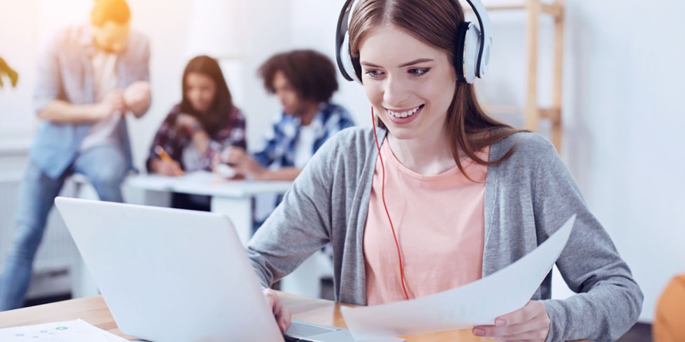 Studierende aller Fakultäten arbeiten heute bereits ganz selbstverständlich mit Hard- und Software. Aber erhalten sie im Bauingenieurwesen an den Hochschulen auch das spezifische Rüstzeug für den Arbeitsmarkt? Foto: PantherMedia / yacobchuk1