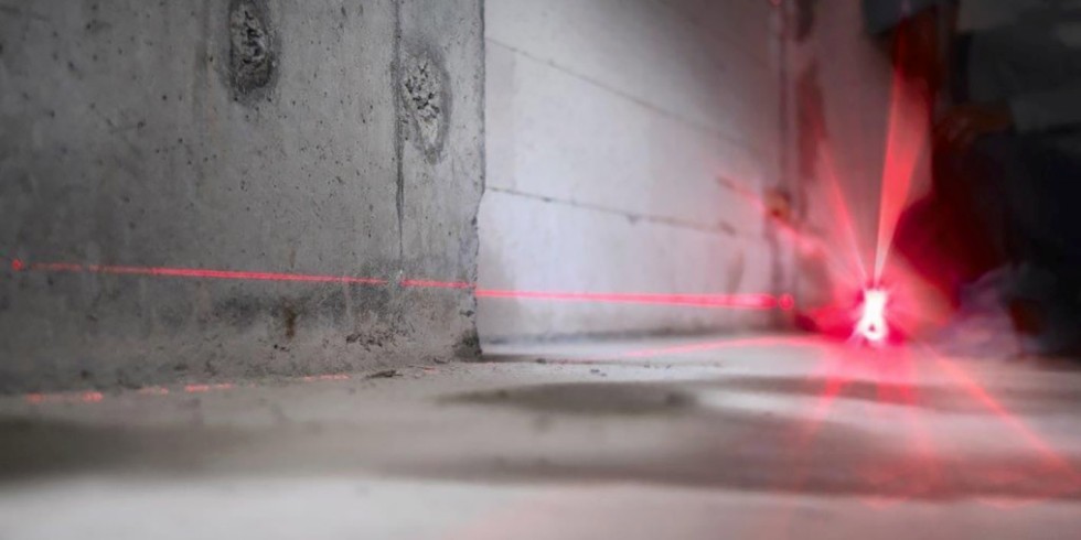 Lasermessung am Bau. Foto: iStock / bombermoon