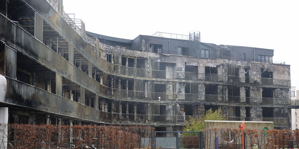 An der Fassade des Gebäudes in der Bargmannstraße, Essen, sind nach dem Großbrand in der Nacht zum 21. Februar 2022 auf der linken Seite des Bildes noch Teile der Balkonverkleidung zu sehen. Foto: Feuerwehr Essen