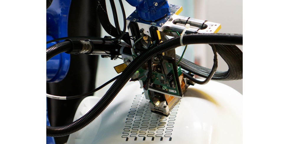 Robotergeführter Inkjet-Druck einer Heizleiterstruktur für eine beheizbare Sitzschale: Nahansicht des Druckvorgangs. Foto: Fraunhofer ENAS