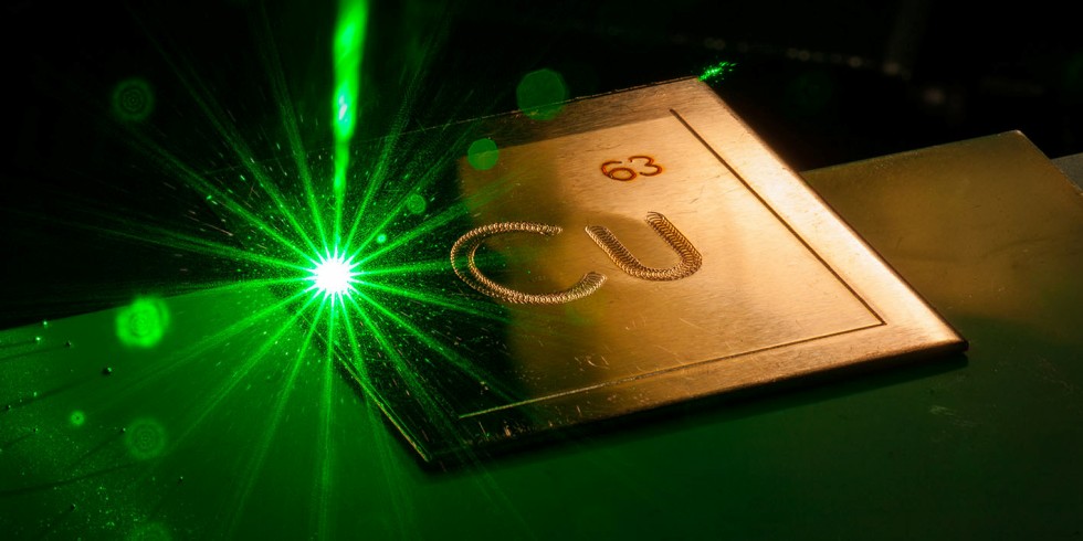 Im Forschungsprojekt „GreenPls“ wird die Qualität der erzeugten Strahlung eines „grünen Lasers" für die Produktion von Elektromobilkomponenten optimiert. Foto: WZL / RWTH Aachen