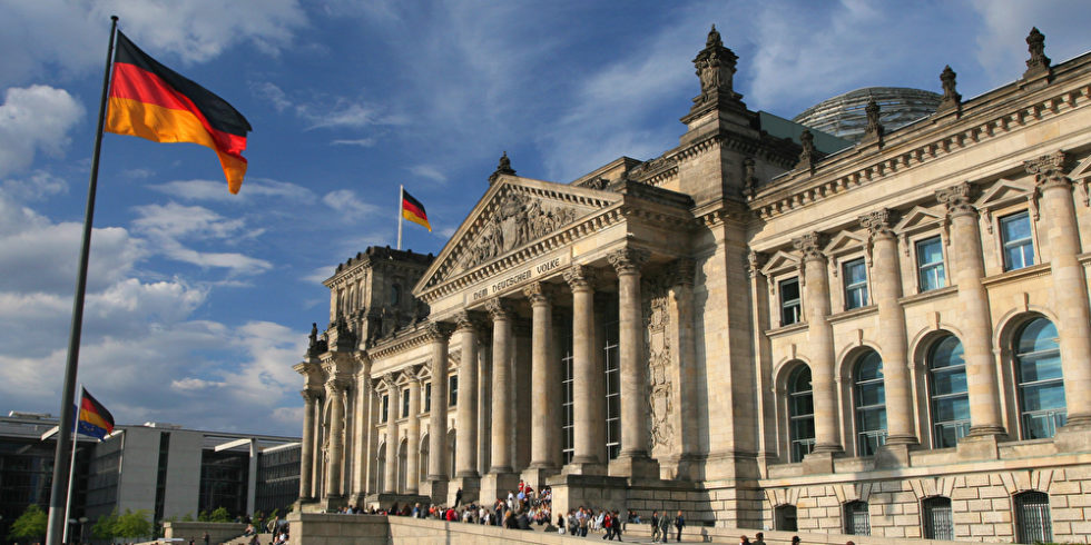 Ingenieurinnen und Ingenieure sind im deutschen Bundestag in der Unterzahl. Foto: Panthermedia.net/jakubcejpek